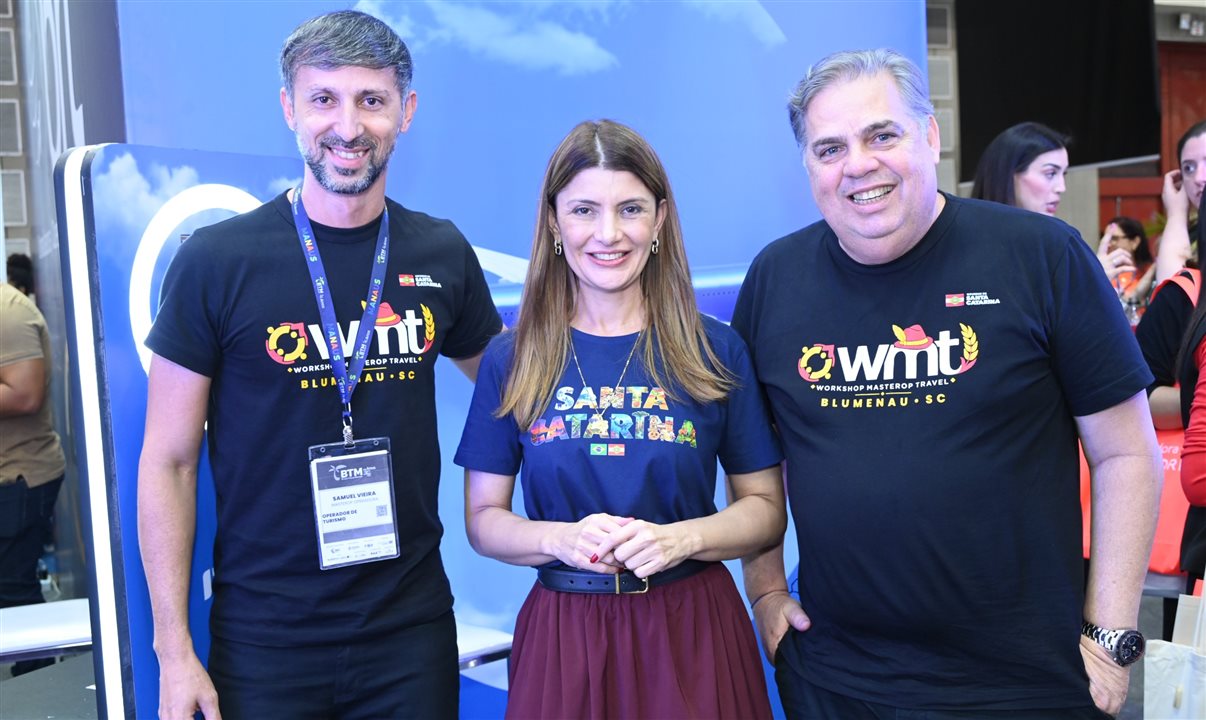 Catiane Seif, secretária de Turismo de Santa Catarina, entre Samuel Vieira e Artur Filho, da Masterop