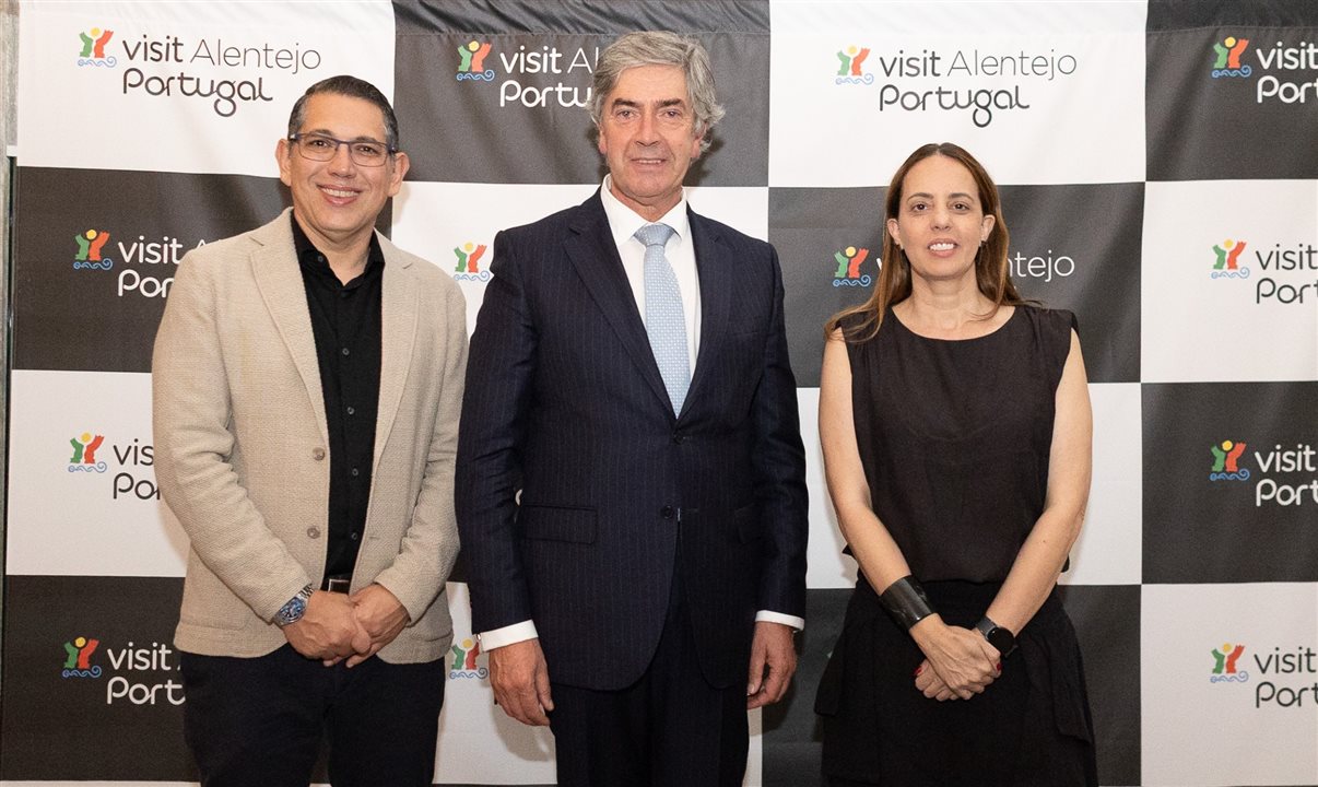 Pedro Machado, secretário de Turismo de Portugal, entre Fabiano Camargo e Marina Figueiredo, da Braztoa