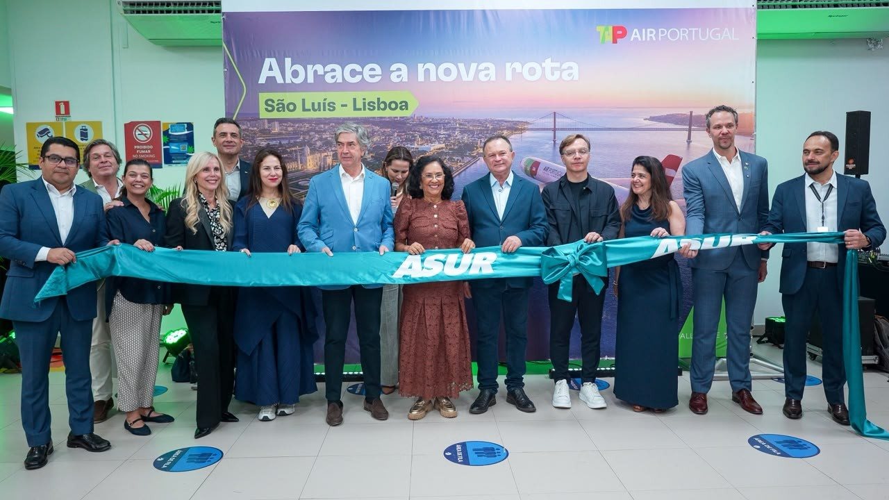 Equipe Tap e autoridades na inauguração do novo voo
