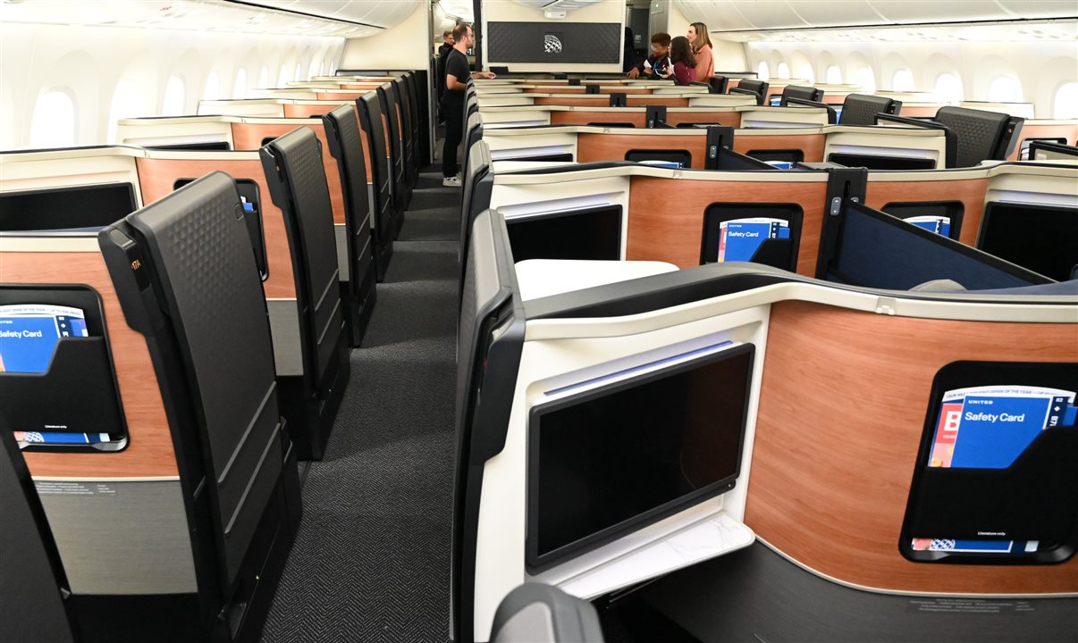 No Boeing 787-9 Dreamliner, que faz a rota entre São Paulo e Houston, a classe Polaris ganhou assentos Polaris Suites