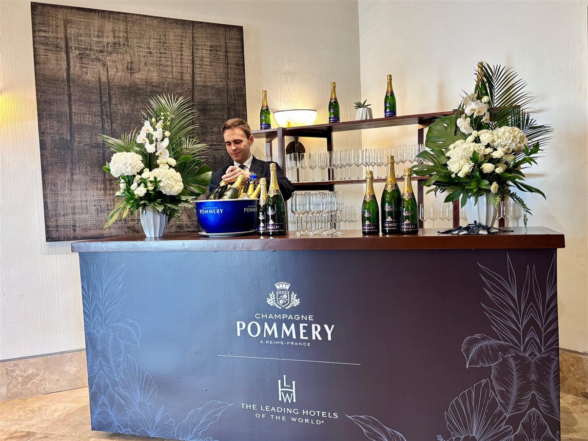 Champanhe Pommery na entrada da sala da Leading Hotels of the World