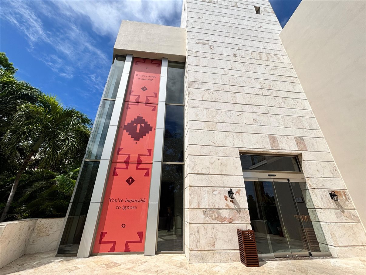 A entrada do centro de convenções do Fairmont Mayakoba, sede do TFest 2026
