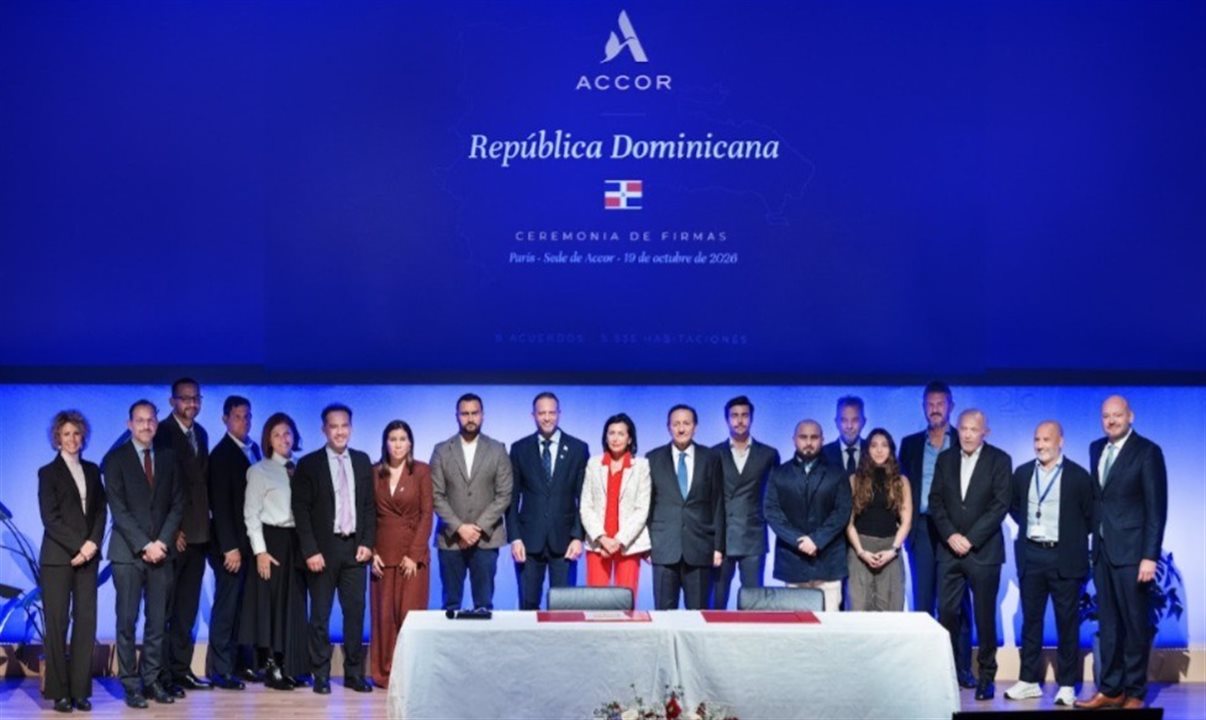 Executivos durante a cerimônia de assinatura dos acordos, realizada na sede da Accor, em Paris