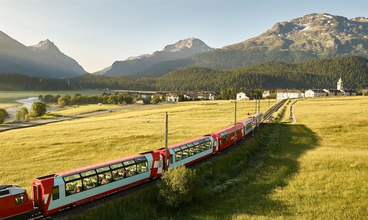 No Glacier Express, viajantes podem apreciar os alpes suíços das janelas do trem
