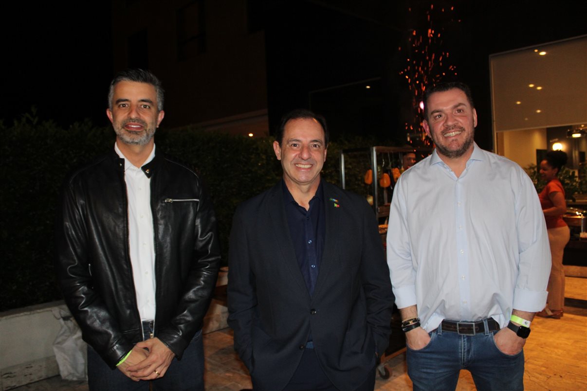 Daltron Neto e Irapuan Cortes, do Viaje Paraná, e Douglas Camargo, da Abracorp