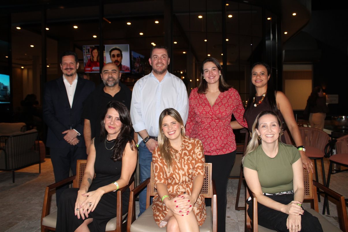 Em pé: Fábio Prado, do Double Tree by Hilton, Roberto Oliveira, da Hero Seguros, Douglas Camargo, da Abracorp, Glaucia Roque, da Latam, e Daiana Moreira, da Abracorp. Sentadas: Thais Valverde, da Hero Seguros, Ana Carolina Rocha, da Latam, e Fernanda Fernandes, da Costa Brava