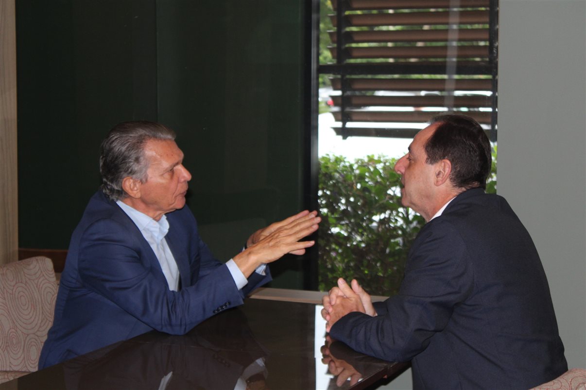 Reunião rápida entre o prefeito e o novo secretário de Turismo de Foz do Iguaçu