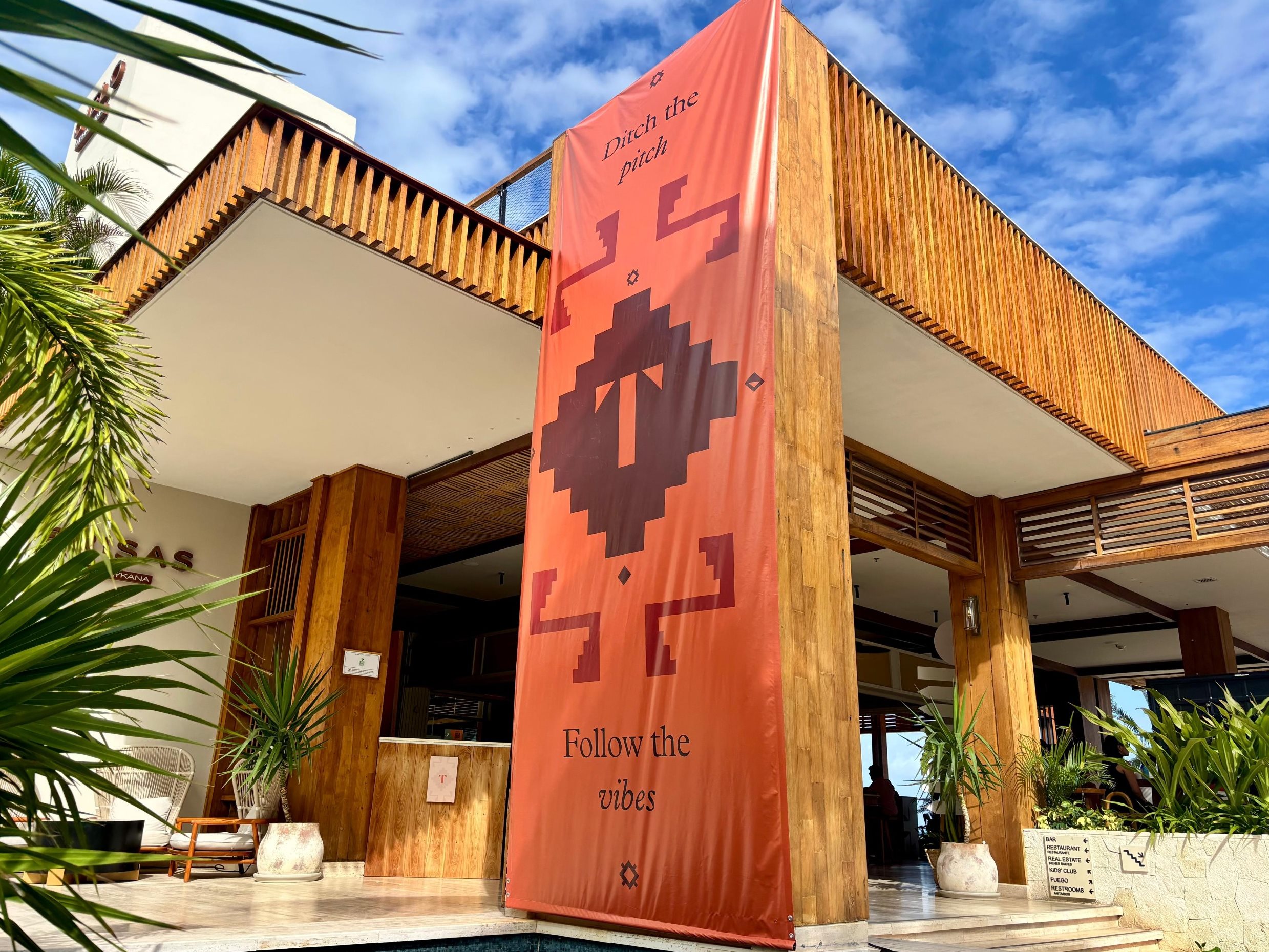 A entrada do lounge do Lifestyle Group da Hyatt