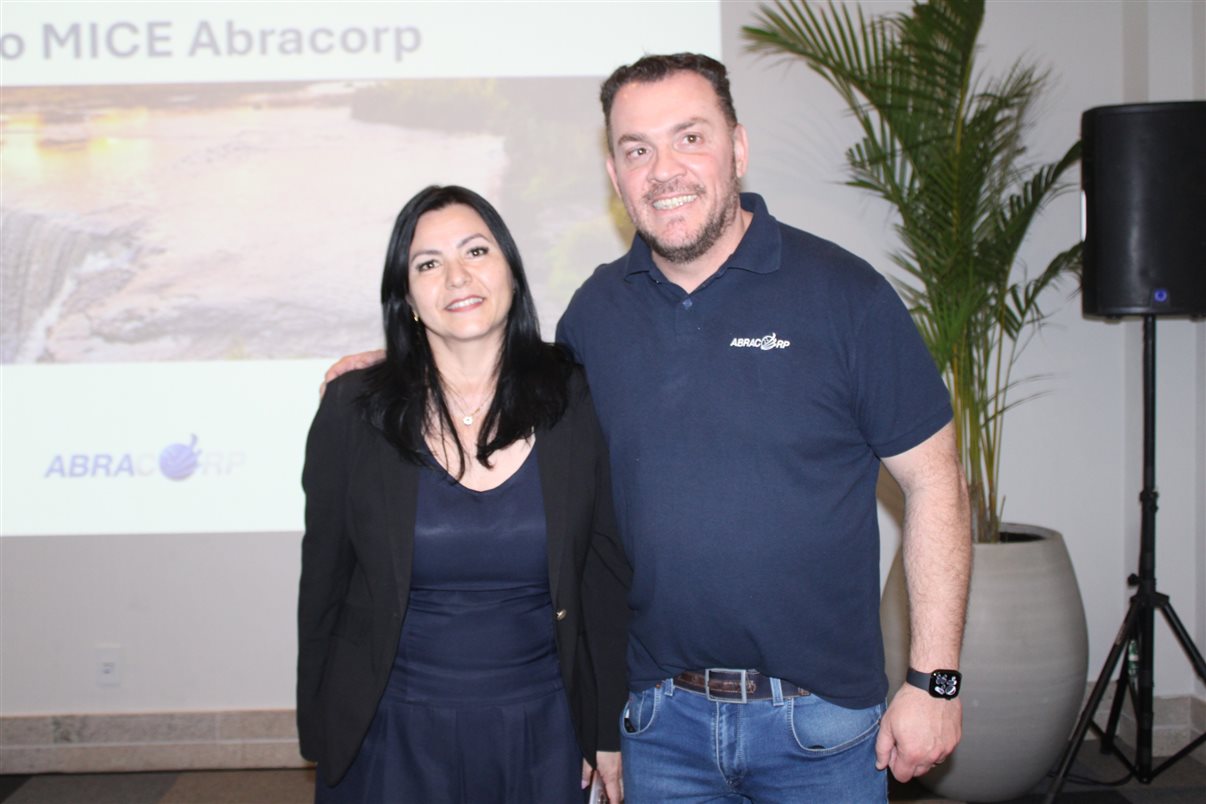 Claudia Baez, da Foztrip, com Douglas Camargo, da Abracorp