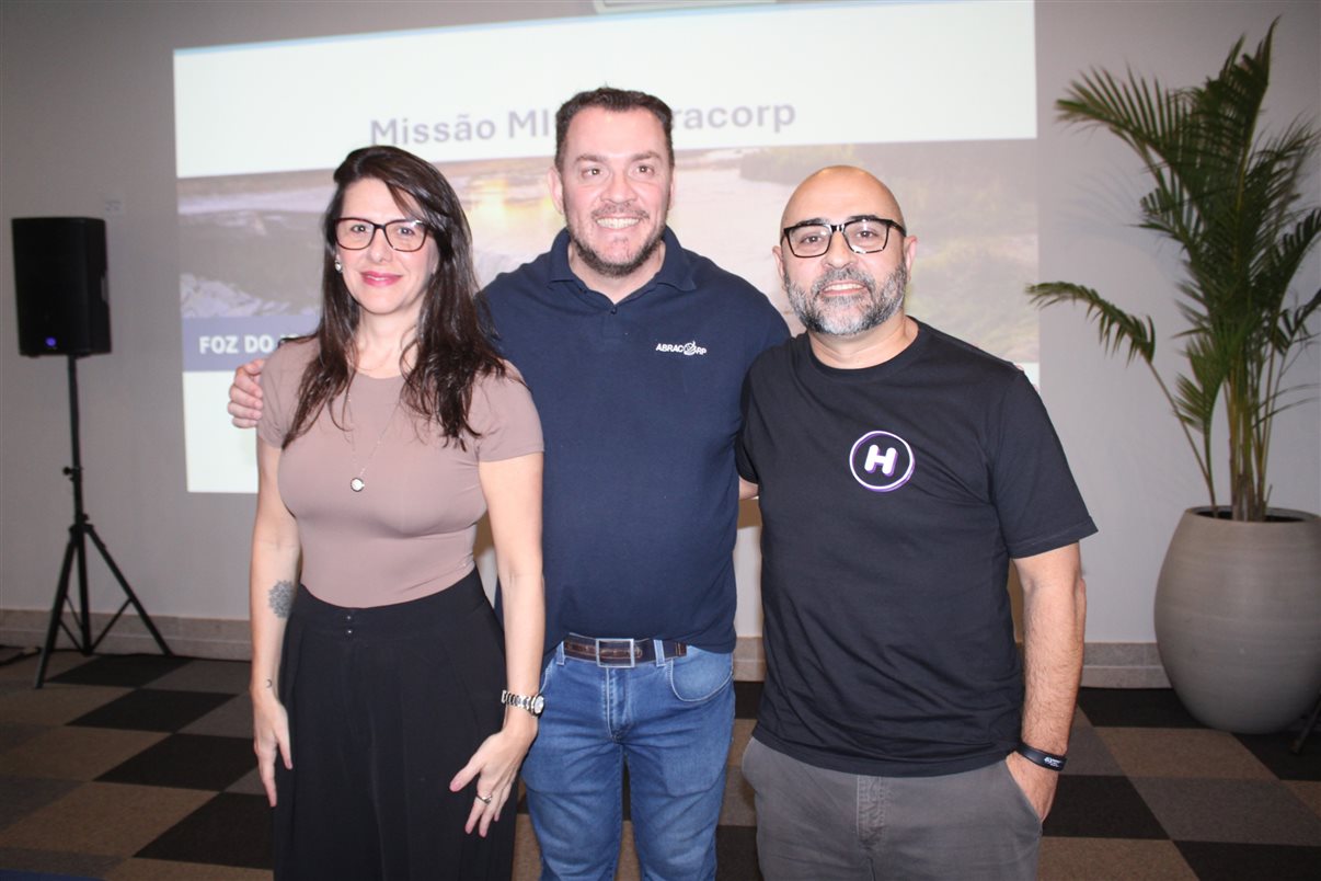 Douglas Camargo, da Abracorp, entre Thais Valverde e Roberto Oliveira, da Hero, apoiadores da viagem