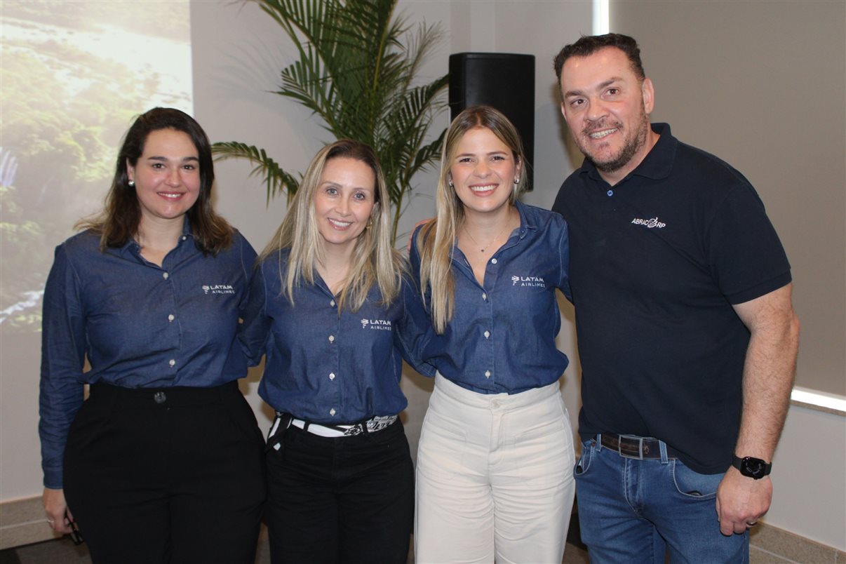 Glaucia Roque, Fabiane Batista e Ana Carolina Rocha, da Latam, com Douglas Camargo, da Abracorp, no Missão MICE. Executivas elogiaram elogiaram o evento e agradeceram a Abracorp