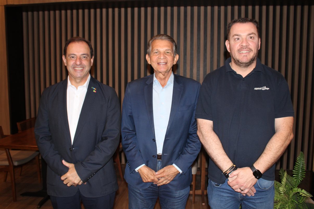 Irapuan Cortes, da Viaje Paraná e futuro secretário do Turismo de Foz do Iguaçu, General Silva e Luna, prefeito da cidade, e Douglas Camargo, diretor executivo da Abracorp
