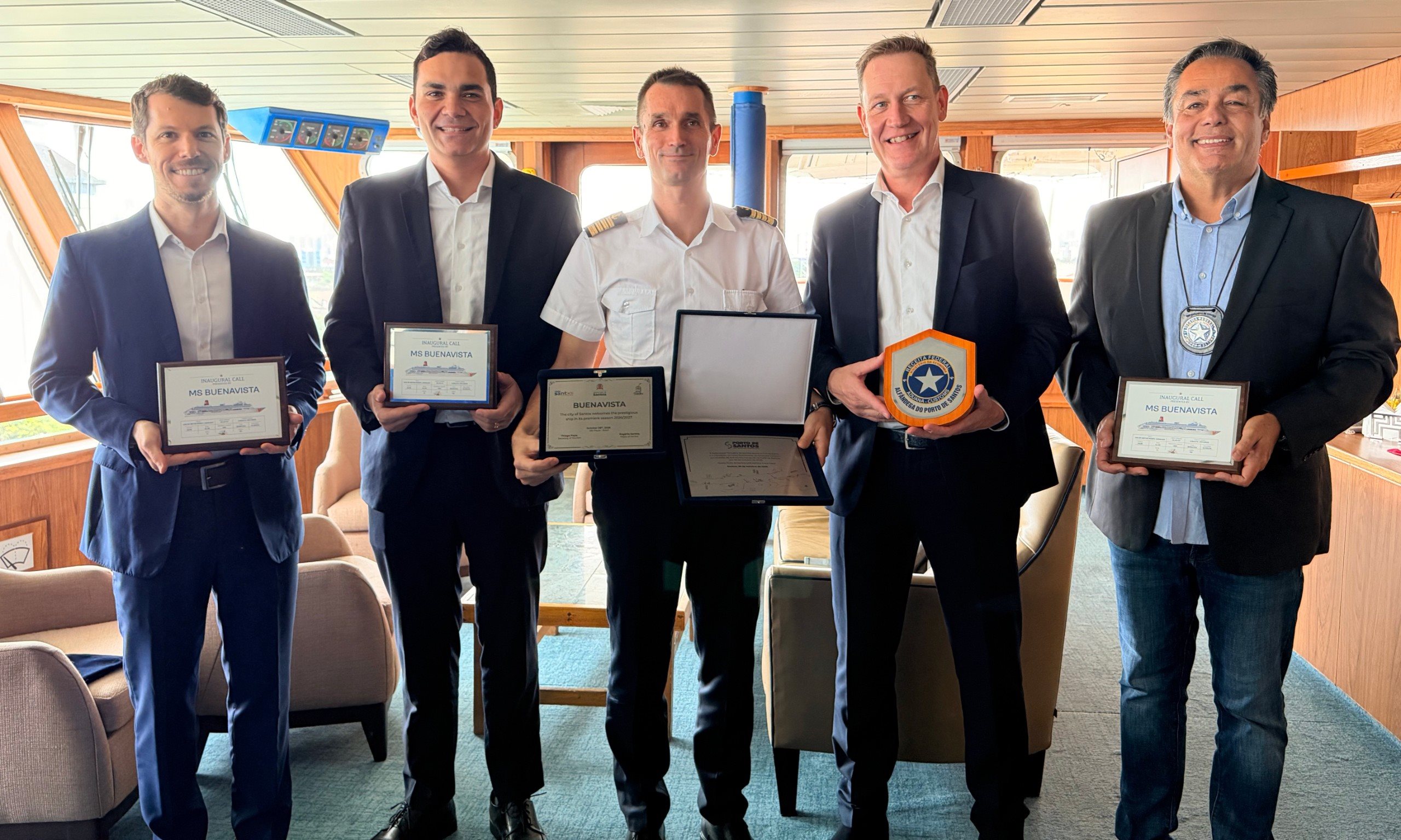 Primeira cerimônia de entrega de placas da história da Corazul Cruzeiros. Na foto: Felipe Fray, da Autoridade Portuária de Santos, Thiago Papa, secretário de Turismo de Santos, Franck Manicacci, comandante do Buenavista, Camille Appeldoorn, COO da Corazul Cruceros, e Renato Santos, da Receita Federal