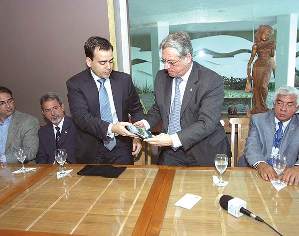 Pedro Miranda, presidente do Itacaré Capital Partners, e governador Teotônio Vilela durante o lançamento