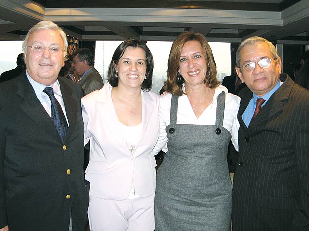 Mario Carlos Beni e Hildemar Brasil, da USP, ladeiam as sócias da Academia ABGev, Viviânne Martins e Patrícia Thomas<br/>