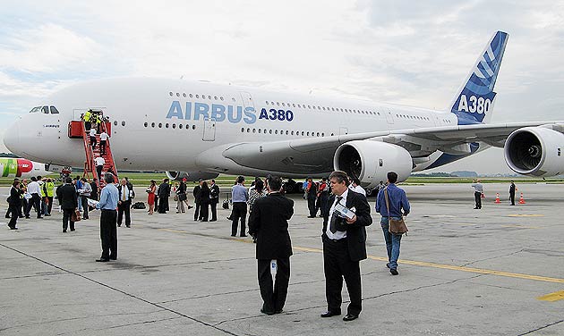 Passageiros do primeiro vôo do avião descem no aeroporto de Guarulhos