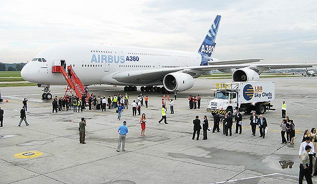O avião no aeroporto de Guarulhos, depois do pouso do primeiro vôo