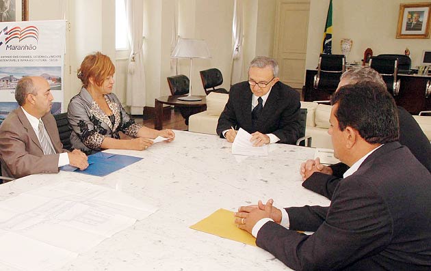 O governador Lago (centro) assina o convênio com o MTur, em São Luís (foto Handson Chagas, divulgação)