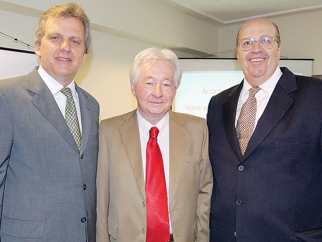 O presidente da Abav-SP, Edmar Bull, o consultor jurídico da Abav Nacional, Paulo Wiedmann, e Toni Garcia, gerente da Tam