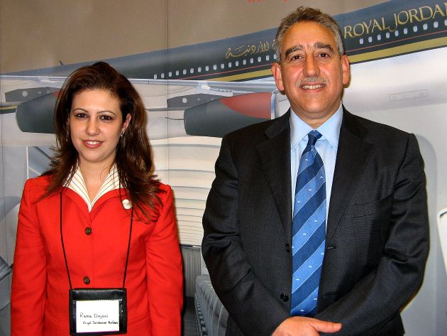 A aeromoça Rania Dajani e o CEO da Royal Jordanian, Samer Majali, no estande<br/>da empresa<br/>