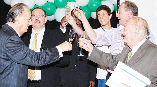Na homepage, o presidente da Maringá Turismo, Marcos Arbaitman; acima, Arbaitman brinda com alguns colaboradores os 44 anos da agência sob sua liderança Na homepage, o presidente da Maringá Turismo, Marcos Arbaitman; acima, Arbaitman brinda com alguns colaboradores os 44 anos da agência sob sua liderança