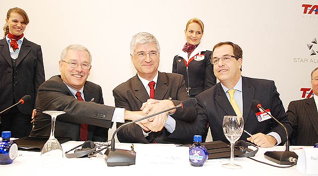 O presidente da Air Canada, Montie Brewer, o presidente da Tam, David Barioni, e o  vice-presidente comercial e de Planejamento da Tam, Paulo Castello Branco, assinam code-share