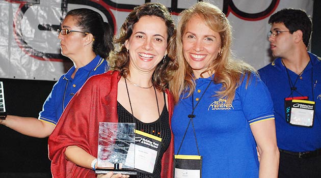 Na home, Ricardo Kaiser (Hertz) com o diretor da Trend Operadora, Daniel Santos; acima, Natália Abreu, da Casablanca Turismo, de Fortaleza, recebeu um prêmio da operadora das mãos de Jenny Soares (Trend Norte)