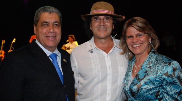 O governador do Estado, André Puccinelli, e a secretária de Turismo, Nilde Brun, na home, e acima também com o cantor Almir Sater