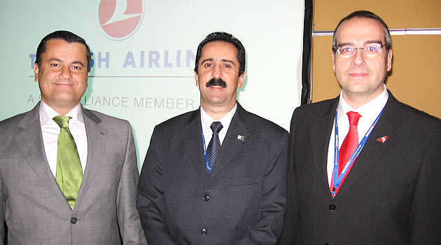 Atagün Kutluyüksel, diretor da Turkish para o Brasil, José Eduardo Assolini e Paulo de Oliveira, executivos de Vendas<br/>