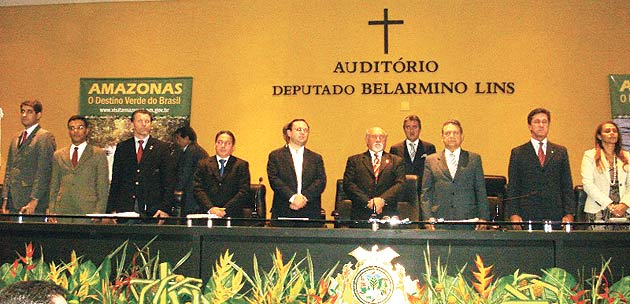 Na home, o presidente da CTD da Câmara, deputado Afonso Hamm, discursa no evento; acima, a abertura oficial do fórum, em Manaus