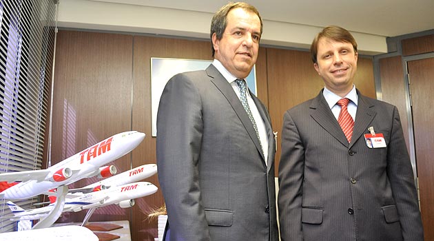 Paulo Castello Branco, VP comercial e de Marketing, e Klaus Kühnast, diretor de Vendas da Tam