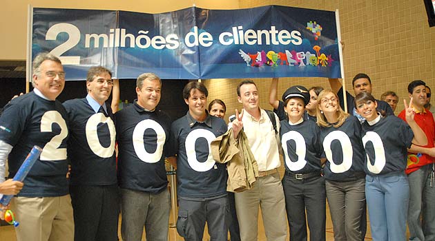 Na home, Ricardo  Sanches Capriva com o presidnete da Azul, Pedro Janot; acima eles com demais integrantes da aérea na festa do passageiro número dois milhões