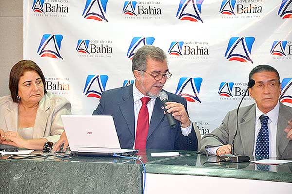 A presidente da Bahiatursa, Emília Salvador, o secretário de Turismo da Bahia, Domingos Leonelli e o presidente da Abav-BA, Pedro Galvão