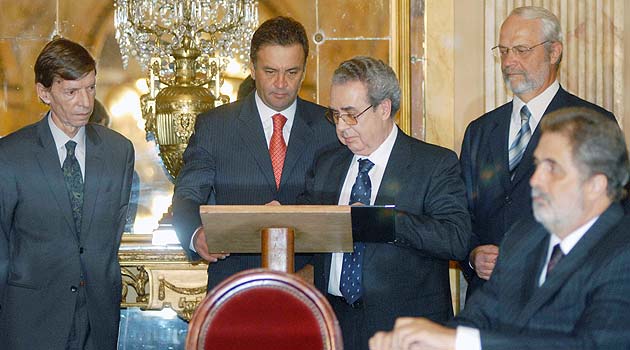 O governador Aécio Neves na solenidade de assinatura, em Belo Horizonte (foto Wellington Pedro/Imprensa MG)