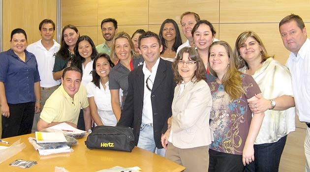 Adriano Aguiar (Hertz), com José Roberto Trinca, diretor da AA (na home) e com a equipe de vendas da aérea em São Paulo