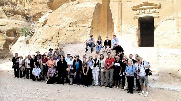 Grupo de brasileiros (Raidho Tour Operator, BMP Turismo, Hope Tour, Colombo Turismo) e compradores estrangeiros em visita a Petra, antes do evento