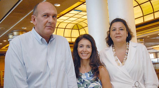 Marco Lorenço, Eby Piaskowy e Solange Piantino, da Queensberry, receberam agentes de viagens convidados a bordo do Queen Mary 2, no Rio