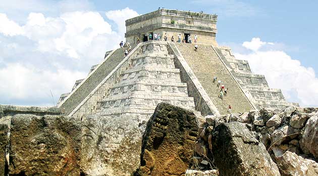Na home, a bandeira mexicana; acima, a pirâmide de Chichén Itzá, um dos cartões postais do país latinoamericano
