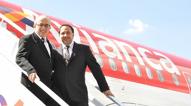 Na home, José Efromovich e Renato Pascowitch, da Avianca, no painel de controle do primeiro Airbus A319 da companhia; acima, eles à frente da aeronave
