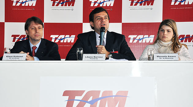 Kühnast, Barroso e a diretora de Marketing da Tam, Manoela Amaro, na coletiva de imprensa da aérea