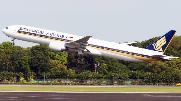 Na home, a logomarca da empresa asiática; acima, um Boeing 777 da companhia (fotos divulgação Singapore Airlines)
