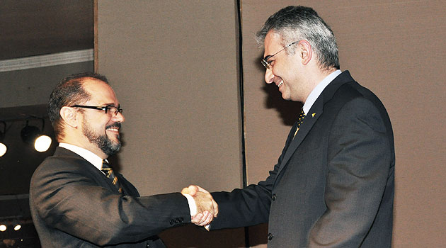 Paulo Gaba Júnior (à dir.) recebe o cumprimento de José Adriano Donzelli