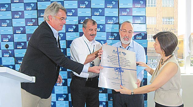 Na home, o presidente executivo da Azul, Pedro Janot, que aqui entrega placa à equipe da Azul Cargo