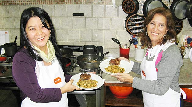 Harumi e Marisa (Flytour) adoraram a aula-degustação. Olha só o prato que elas mesmas prepararam