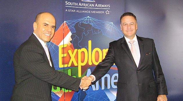 Nelson de Oliveira, da SAA, cumprimenta o embaixador da África do Sul na Argentina, Tony Leon, o mestre de cerimônias do Explore South America Nelson de Oliveira, da SAA, cumprimenta o embaixador da África do Sul na Argentina, Tony Leon, o mestre de cerimônias do Explore South America