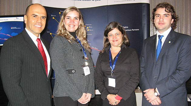 Na home, Regina Célia Andrade (Setur-Foz do Iguaçu) atende as agentes de viagens Marianne Strydom e Rianette Coetzee (Boland Travel); acima, o diretor geral para América do Sul da SAA, Nelson de Oliveira, com os parceiros do Explore South America Rosemary Hernandez de Castro (Promperú), Fernanda Hummel (Embratur) e Mariano Vila (Turismo da Argentina)