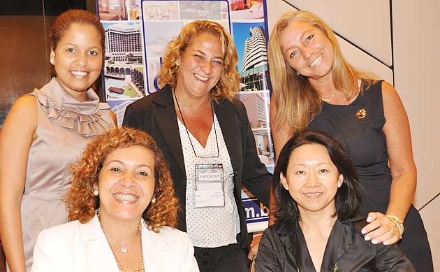 Na home, Cristina Borghini, diretora de Marketing da Turisrio, e Tatiana<br/>Renato, gerente comercial do Windsor Hotéis; acima, Julia Teixeira, Angela Machado, Sandra Pedrosa e Natércia Alves<br/>e Lika Shiihara