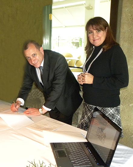 Toni Sando (SPCVB) assina contrato de cooperação mútua com Guarujá Convention; a direita, a presidente do GCVB, Maria Laudenir Oliveira