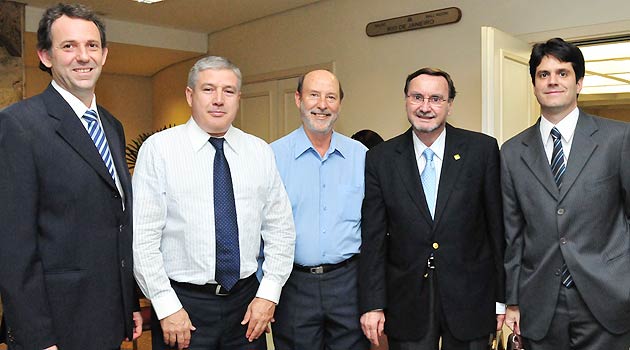 O presidente da Abeoc-SP, José Eduardo de Souza Rodrigues (quarto da esq. para direita), com Eduardo Mello, Osvaldo Barbosa, Luiz Vinagre, e André Cobal (foto divulgação)