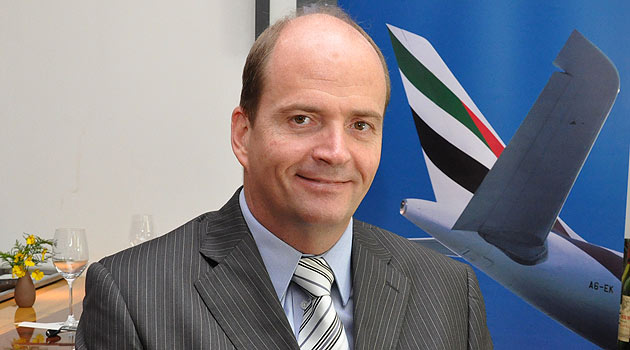 Na home, o A380 da Emirates; acima, o diretor geral da empresa no Brasil, Ralf Aasmann